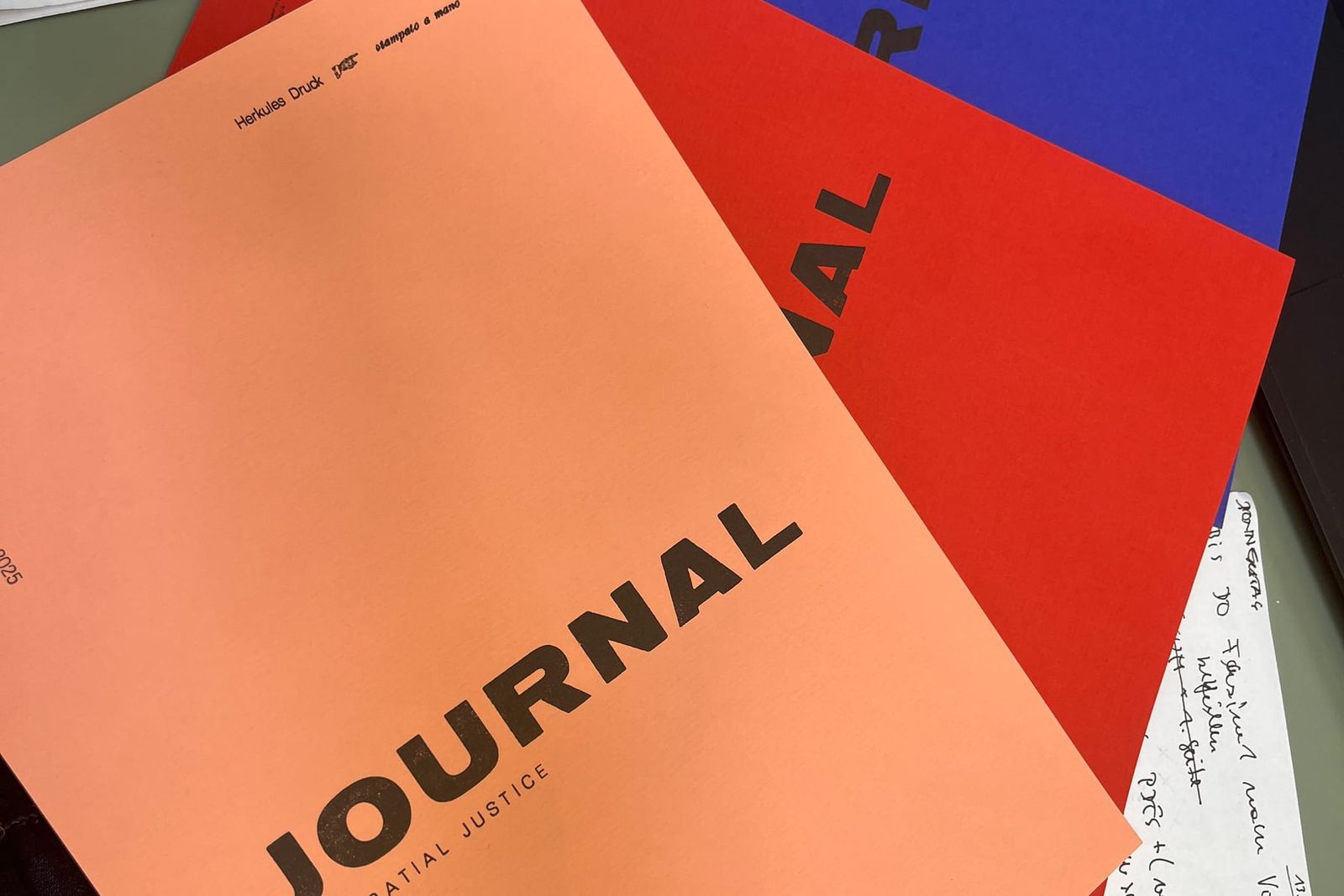 Hefte „Journal 2“ mit Umschlägen in Blau, Rot und Lachs