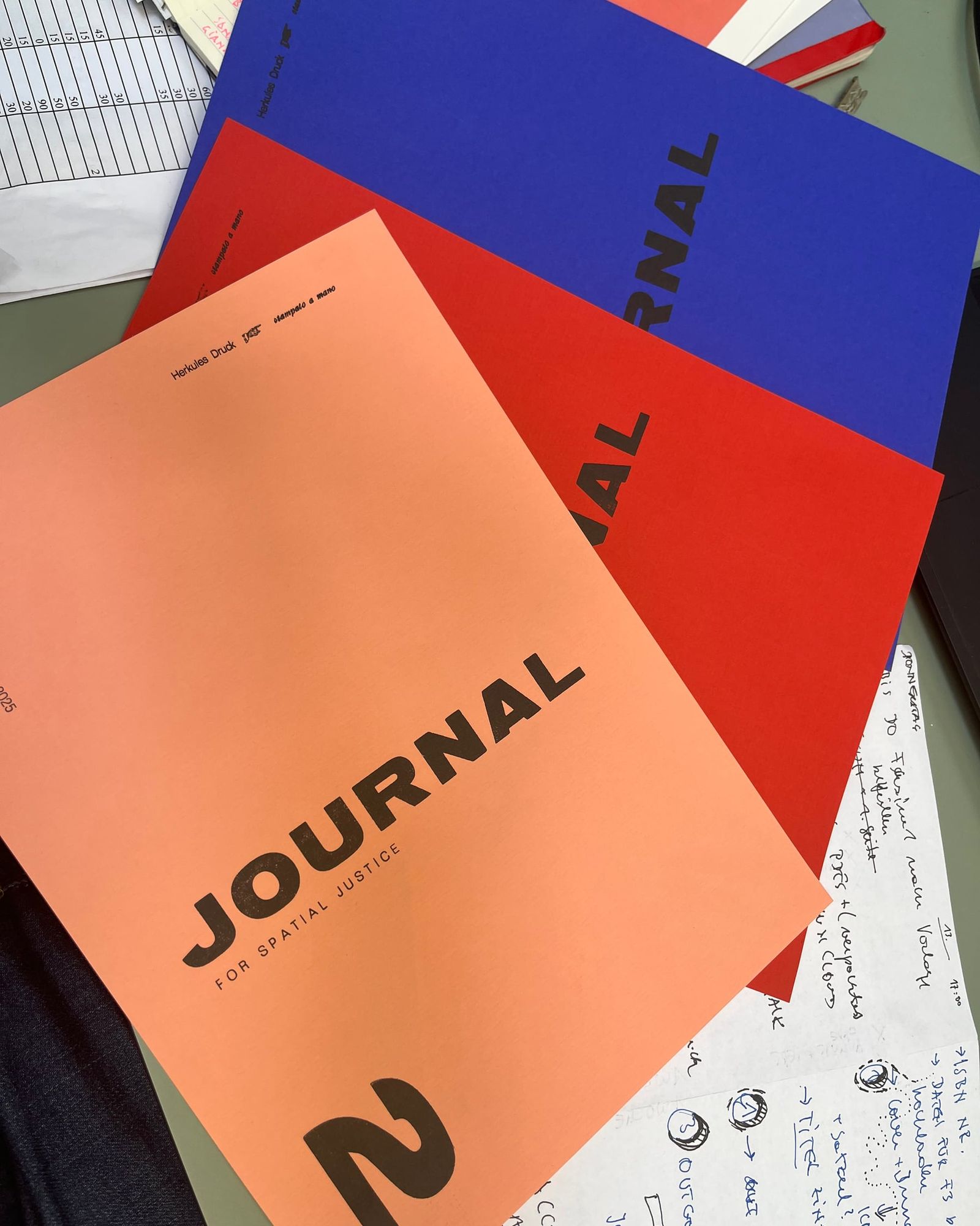 Hefte „Journal 2“ mit Umschlägen in Blau, Rot und Lachs