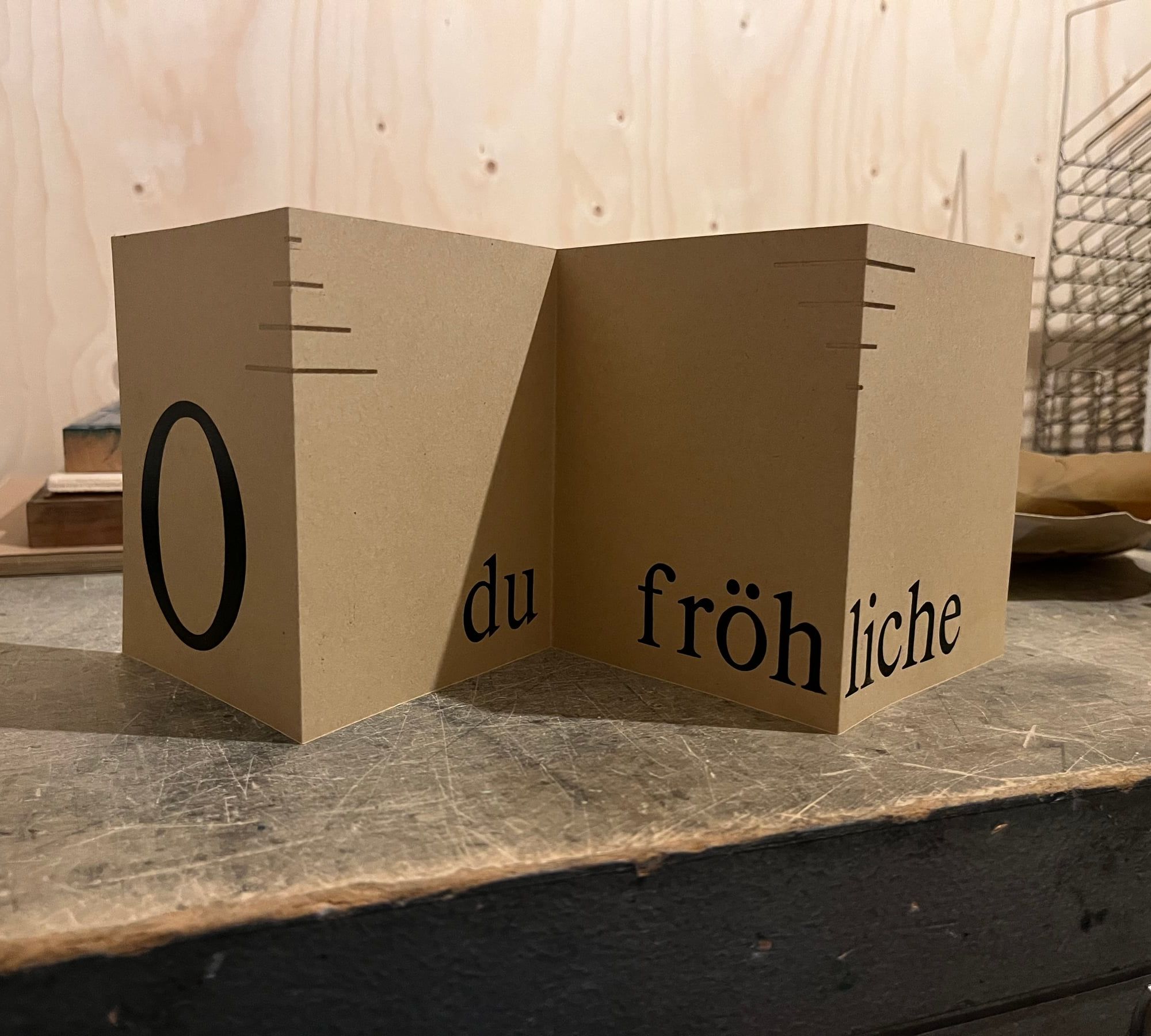 Leporello „O du fröhliche“ aus Packpapier-Karton auf der Werkbank