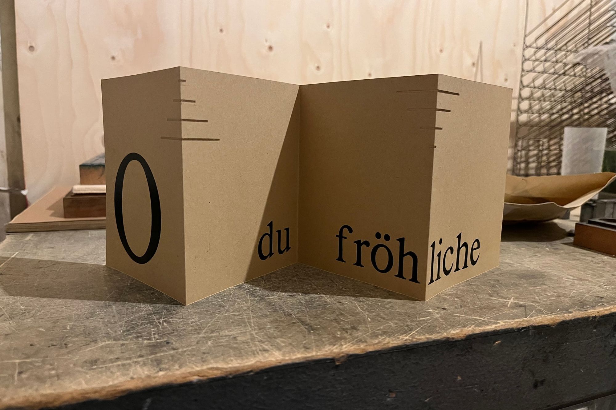 Leporello „O du fröhliche“ aus Packpapier-Karton auf der Werkbank