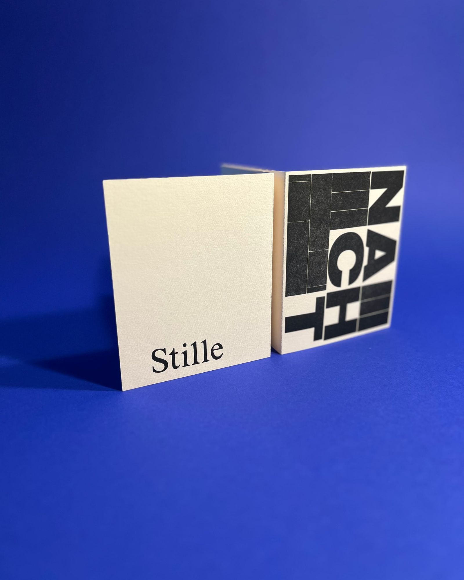 Leporello „Stille Nacht“ vor blauem Hintergrund, rechts ein großer Schriftblock „NACHT“