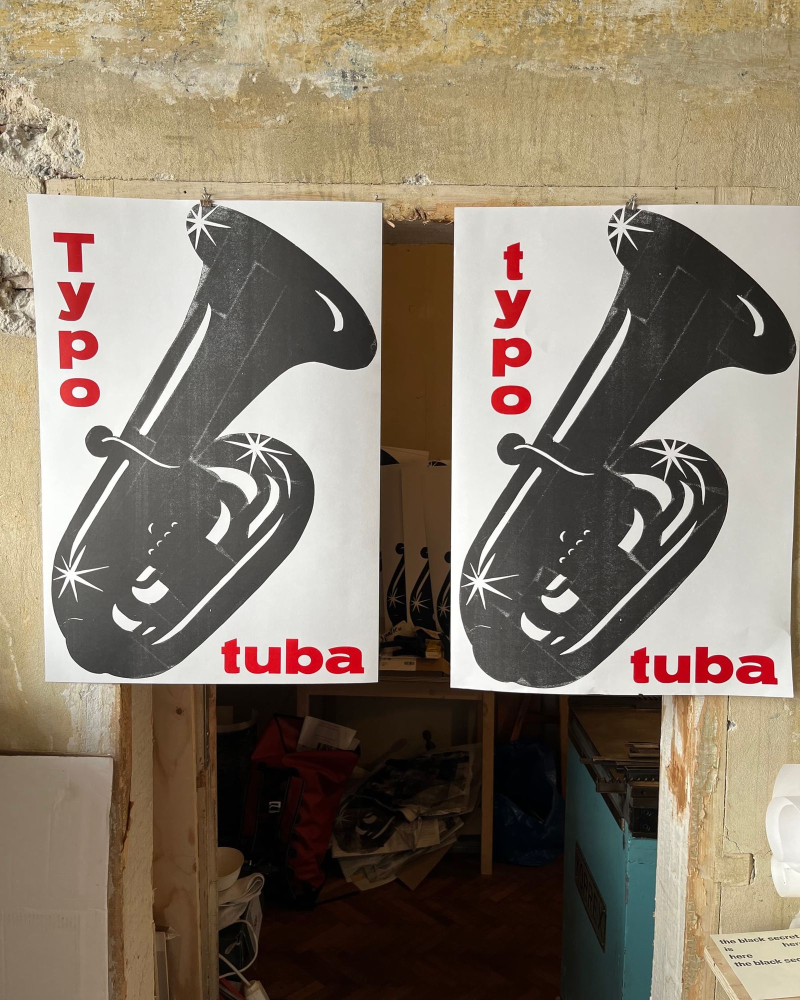 Zwei Plakate „Typo tuba“ mit schwarzer Tuba und roter Schrift