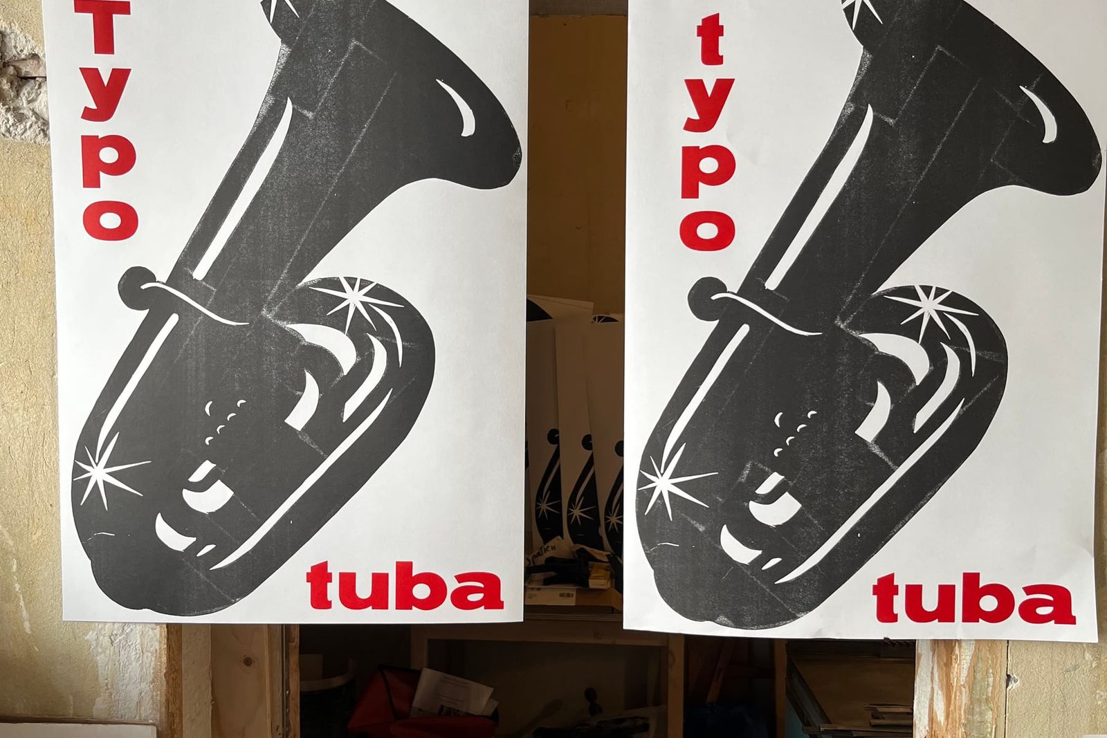 Zwei Plakate „Typo tuba“ mit schwarzer Tuba und roter Schrift