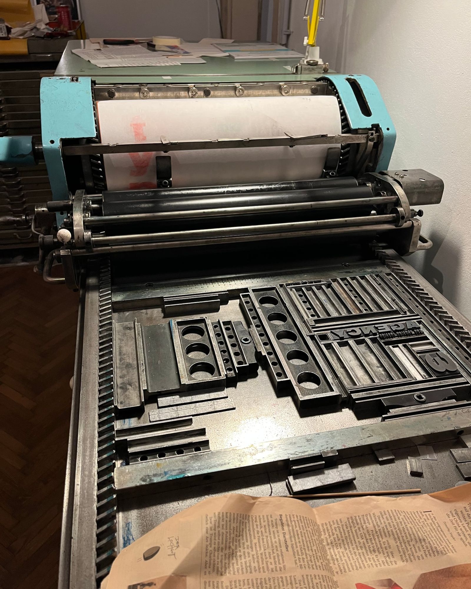 Druckmaschine mit eingerichteter Druckform aus Holz- und Bleilettern