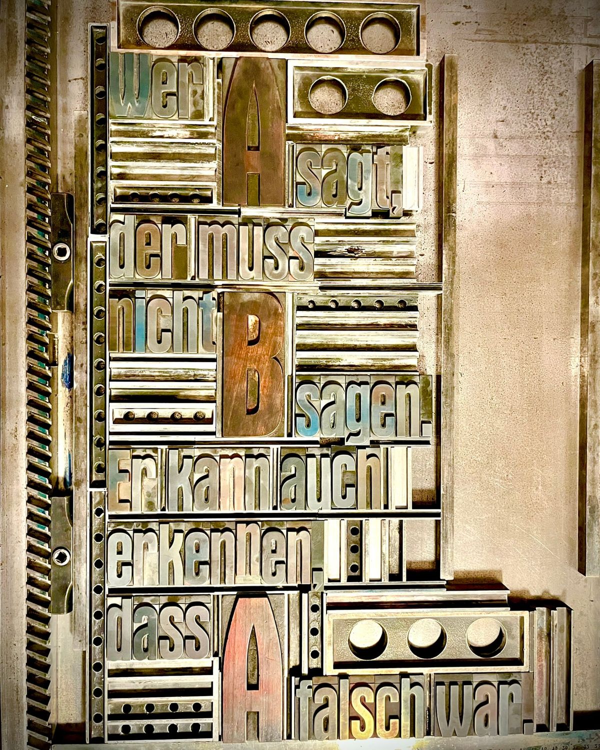 Gesetzte Druckform aus Holzbuchstaben mit dem Spruch „Wer A sagt, der muss nicht B sagen“
